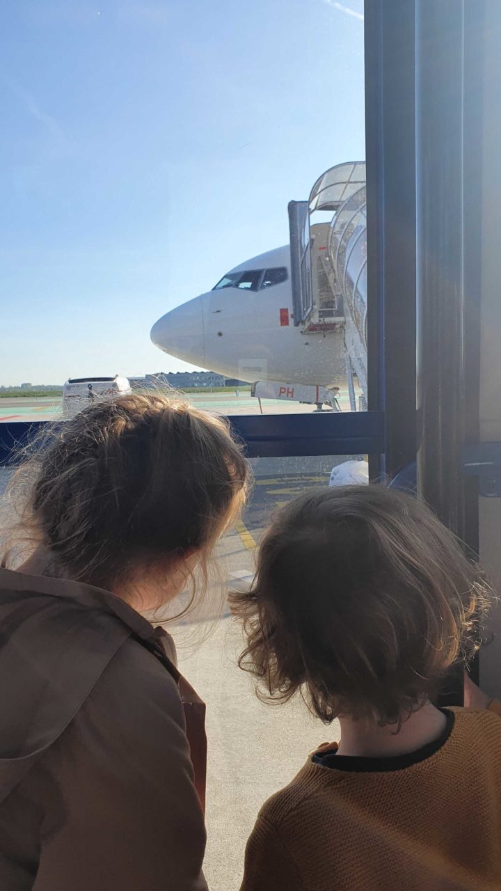 kids kijken naar vliegtuig